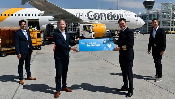 Neben dem Flughafenchef Jost Lammers (zweiter von links) formierten sich Flugkapitän Tobias Carstensen (zweiter von rechts), der Airlinebetreuer der FMG, Oliver Dersch (rechts) sowie der Stationsleiter der Condor in München Tomislav Lang (links) zum Gruppenbild mit dem Airbus A320. 