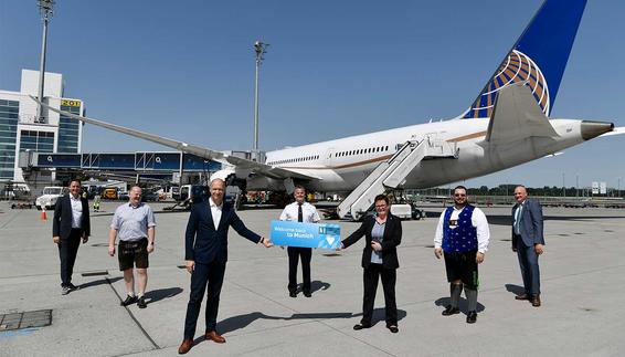 Unser Bild zeigt Flughafenchef Jost Lammers (vorne links) mit United-Stationsleiterin Ulrike Kraft sowie weitere Vertreter der Airline und des Airports