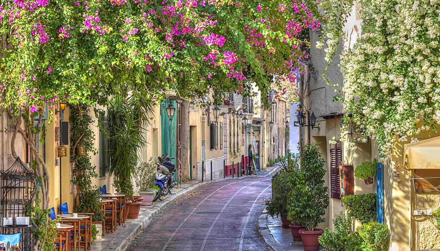 Straße mit Blumen in Athen Straße mit Blumen in Athen
