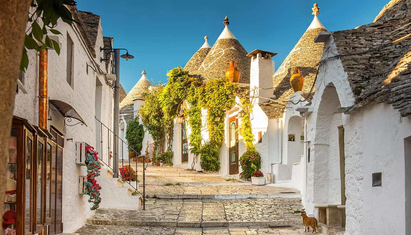 Kleine Gasse in Alberobello in Italien, Apulien Kleine Gasse in Alberobello in Italien, Apulien