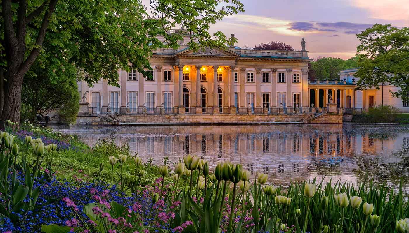 Blick auf den Lazienki Park mit Palais in Warschau Blick auf den Lazienki Park mit Palais in Warschau