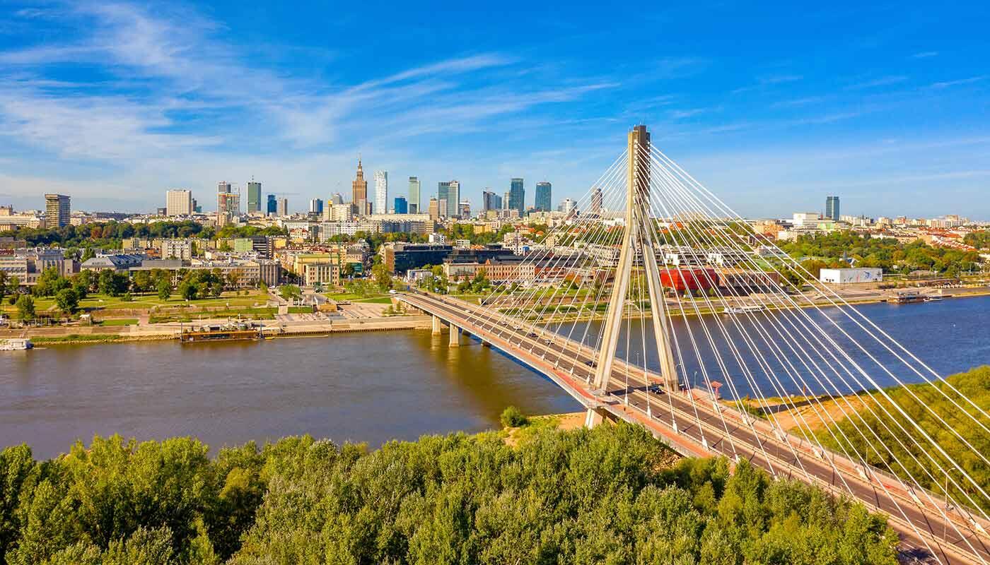 Blick auf die Swietokrzyska Brücke an der Weichsel in Warschau Blick auf die Swietokrzyska Brücke an der Weichsel in Warschau