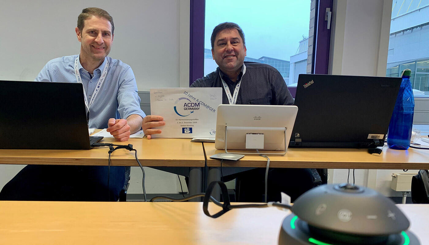 13. Harmonisierungstreffen von ACDM@GER Die ACDM@GER-Chairmen Nico Ruwe (FSG, links) und Erik Sinz (DFS) sowie ein weiteres wichtiges Teammitglied: die 360-Grad-Webcam