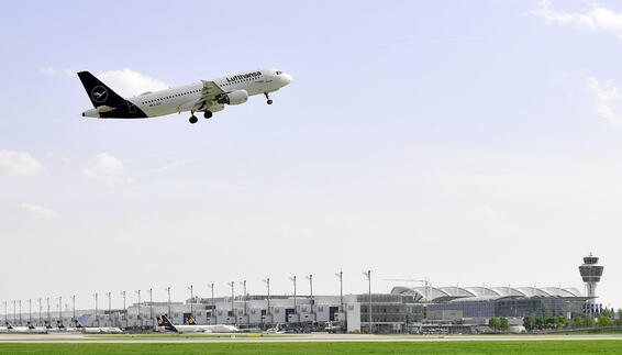 Eine Lufthansa Maschine des Typs A320 startet am Münchner Flughafen