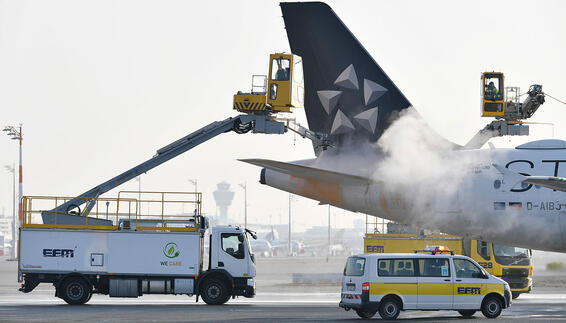 Elektrischer "Elefant" enteist Flugzeug