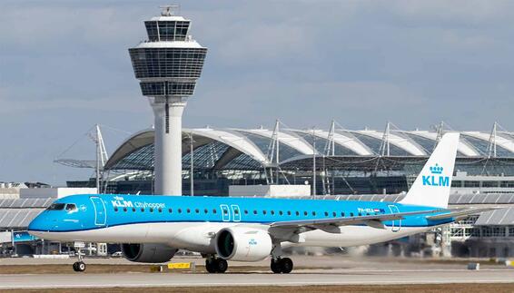 „Fliegender Holländer“ verbindet München und Amsterdam jetzt deutlich leiser und sparsamer Neuer Flugzeugtyp erstmals am Münchner Flughafen im Einsatz: KLM Cityhopper fliegt jetzt regelmäßig zwischen München und Amsterdam mit der Embraer 195-E2. Der Jet ist deutlich leiser als das Vorgängermodell 190 auf dieser Strecke und verbraucht auch weniger Treibstoff. Derzeit bietet KLM Cityhopper bis zu drei tägliche Verbindungen zwischen den beiden Metropolen an.