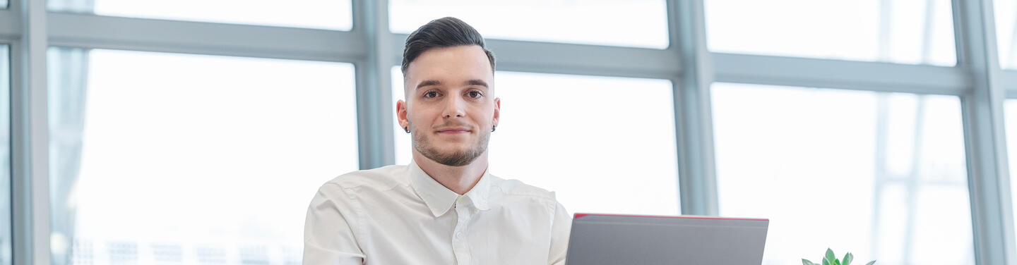 Allresto Azubi im Büro Allresto Azubi im Büro