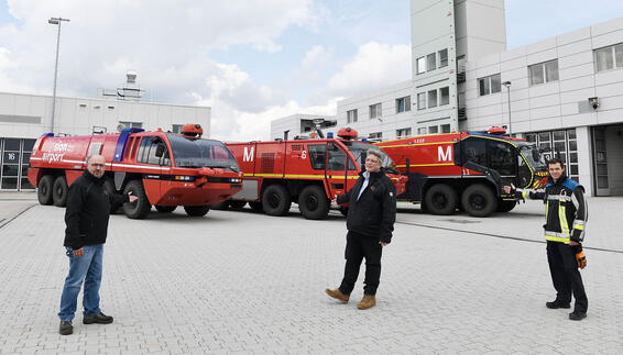 Unser Foto zeigt das mit 1.000 PS ausgestattete Löschfahrzeug (links) beim Generationentreffen der "Panther" vor der Feuerwache Süd am Münchner Airport. Die Münchner Flughafenfeuerwehr verfügt gegenwärtig über vier hochmoderne, im Jahr 2020 ausgelieferte Panther, von denen einer im Bild rechts zu sehen ist. Ein weiterer Panther älterer Bauart (Mitte) wird von der Flughafenfeuerwehr heute als  Reservefahrzeug genutzt. Beim großen Panthertreffen am Airport wurden Museumsvorstand Alexander Süsse (lMitte) und Kurator Markus Zawadke (links) von Dominic Mayer von der Flughafenfeuerwehr (rechts) empfangen.