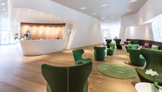 Vor genau zehn Jahren - am 1. Juni 2011 - öffnete der VipWing am Münchner Flughafen erstmals seine Pforten für Reisende, die besonderen Service und exklusive Betreuung schätzen. Pandemiebedingt musste der im Terminal 1 angesiedelte Vip-Bereich in den vergangenen Monaten geschlossen bleiben. Ab sofort darf der VipWing unter Berücksichtigung der derzeit geltenden Hygienevorschriften wieder Gäste aus aller Welt willkommen heißen. 