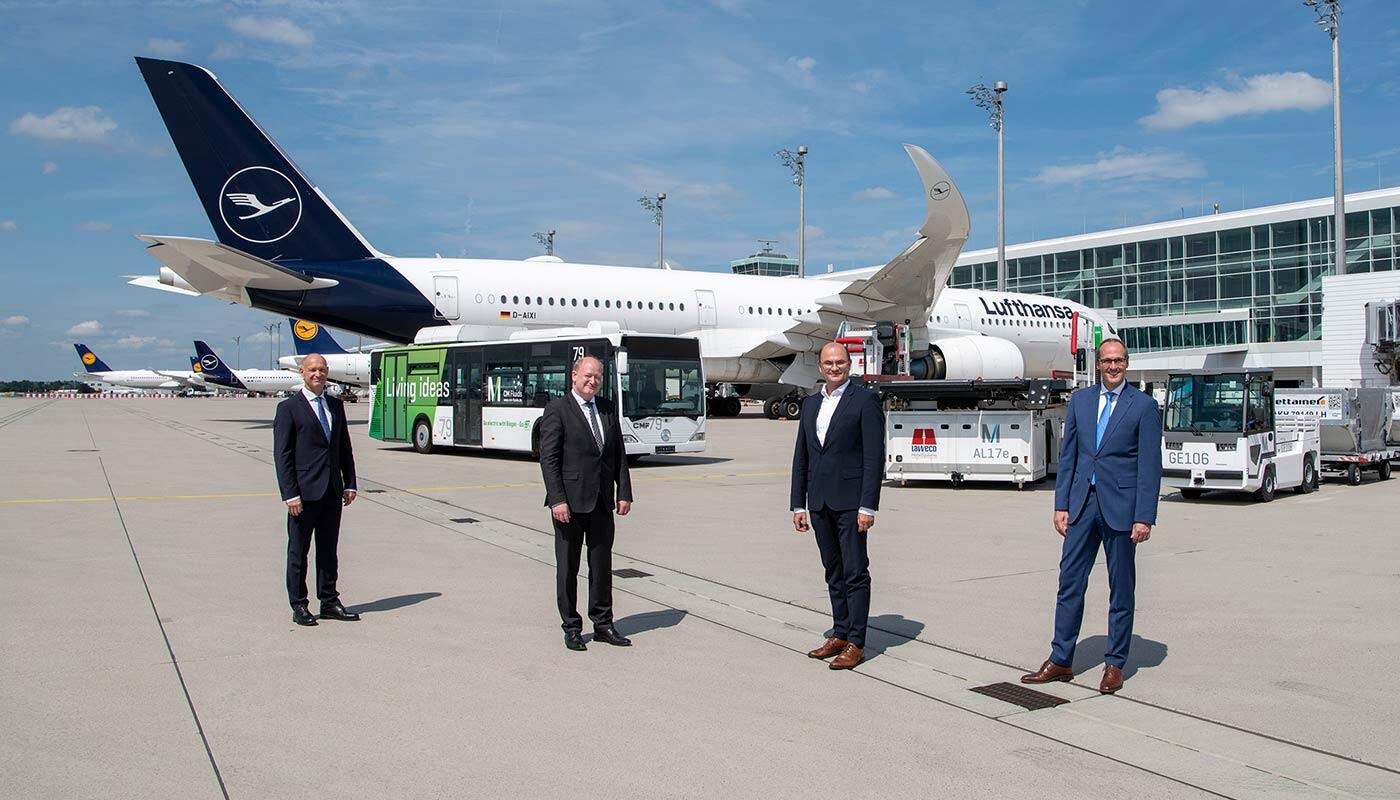 Ministertreffen am 27.07.2021 Der bayerische Finanzminister und Aufsichtsratsvorsitzende der Flughafen München GmbH (FMG), Albert Füracker (3. v. links), empfing heute Nachmittag seinen niedersächsischen Amtskollegen Reinhold Hilbers (2. v. links) am Münchner Flughafen. Mit dabei: Flughafenchef Jost Lammers (links) und Dr. Stefan Kreuzpaintner, CCO Lufthansa Airlines und Chef des Lufthansa Hubs München.