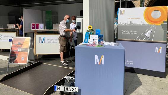 Auch der Münchner Airport zeigt Präsenz auf der IAA Mobility: Die Flughafen München GmbH informiert mit einem Stand auf dem Münchner Marienplatz über ihren Anstrengungen beim Klimaschutz und legt den Fokus dabei insbesondere auf das Thema Elektromobilität. 