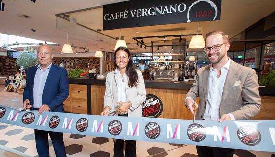 Für den offiziellen Start des Caffè Vergnano formierten sich heute die Eigentümerin Carolina Vergnano mit Rainer Beeck (links), FMG-Bereichsleiter Commercial Activities und Andreas Reichert (rechts), Geschäftsführer der Allresto, zum symbolischen Ribbon Cutting. 