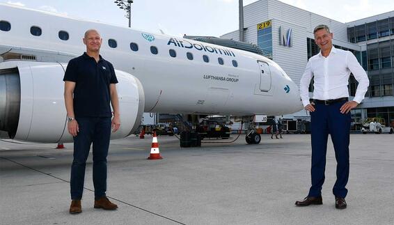 Air Dolomiti feiert 30. Geburtstag und ist seit den Anfängen Stammgast am Münchner Airport Air Dolomit CEO Jörg Eberhart (rechts) und der Münchner Flughafenchef Jost Lammers sehen auch für die kommenden 30 Jahre beste Voraussetzungen für das Engagement der Air Dolomiti am Münchner Airport.