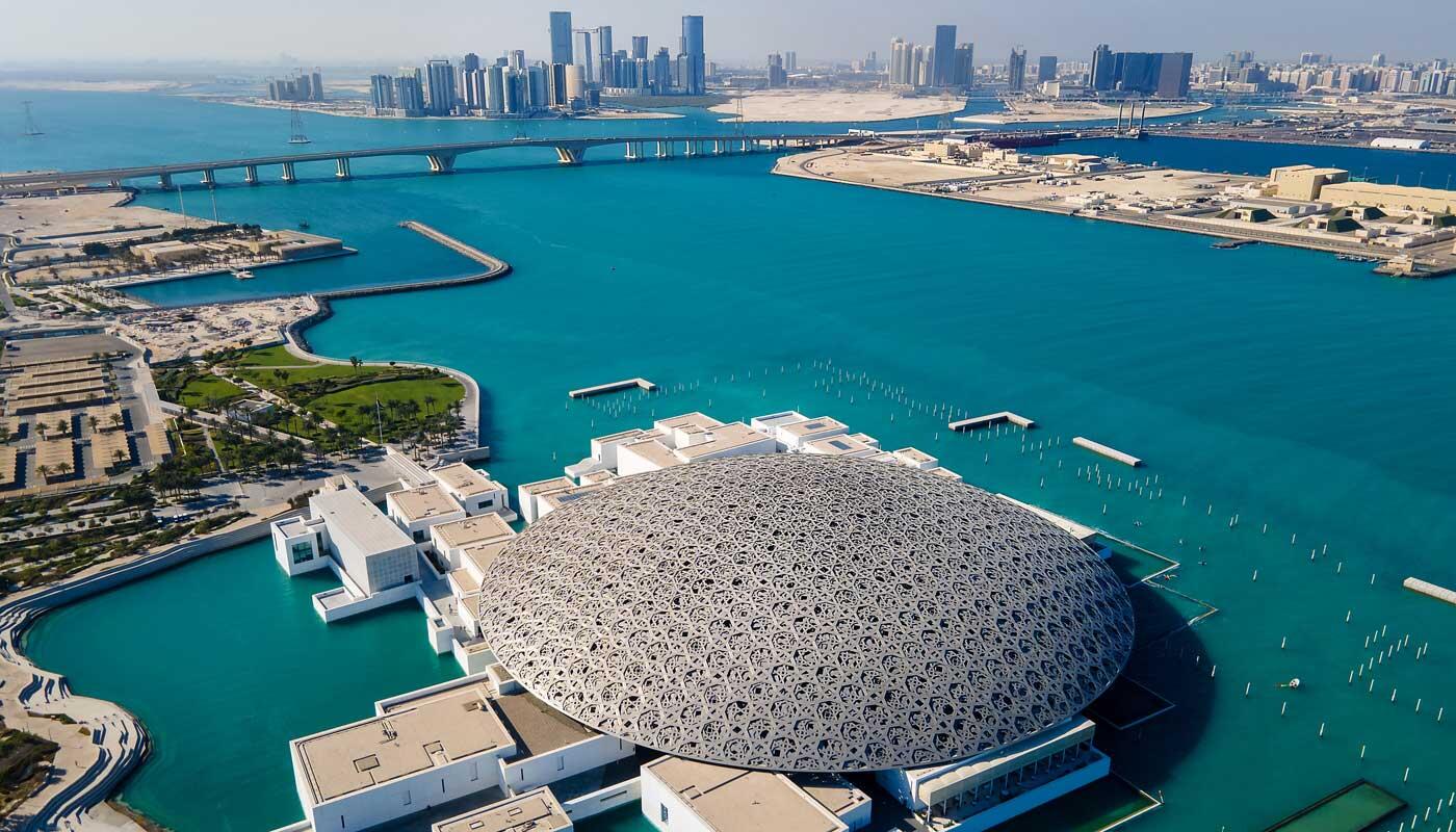 Louvre Museum und Skyline Abu Dhabi Louvre Museum und Skyline Abu Dhabi