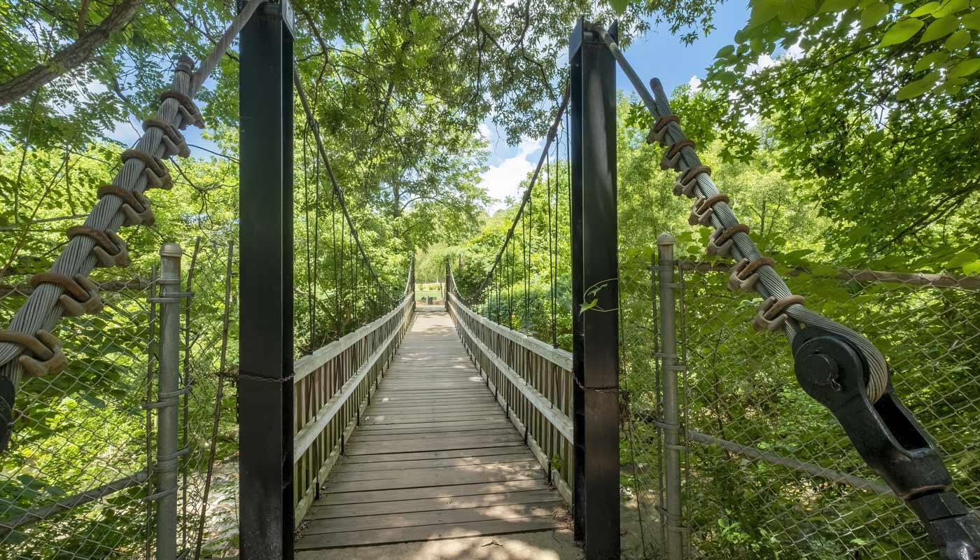 Brücke zum Freedom Park in Charlotte USA Brücke zum Freedom Park in Charlotte USA