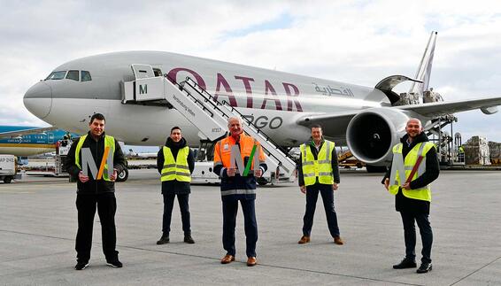 Den Erstflug auf der neuen Strecke begrüßten Alexander Gentes (Leiter JETcargo HUB Süd von DB Schenker 1 v. l.), Gerold Sellmayer (Leiter Luftfracht Süd von DB Schenker 2 v. l.), Bernd H. Förster (Senior Manager Regional Cargo North Europe von Qatar Airways 1 v. r.) sowie Frank Hermann (Regional Cargo Manager Deutschland, Schweiz, Luxemburg 2 v. r.) zusammen mit Markus Heinelt (Director Cargo Development der Flughafen München GmbH 3 v. r.). 