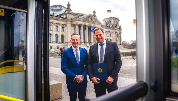 Von links: Volker Wissing, Bundesminister für Digitales und Verkehr und Helmut Ehrnstraßer, Geschäftsführer der AeroGround