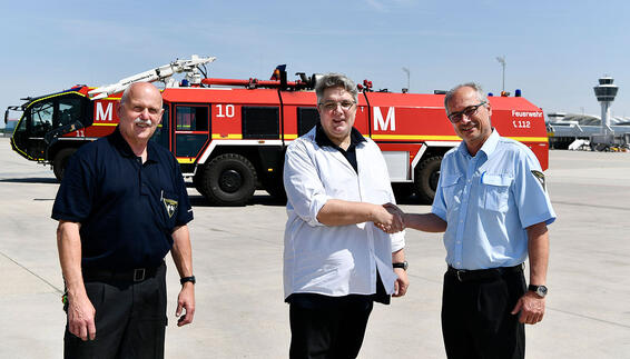 Unser Foto zeigt die Übergabe des Löschfahrzeugs durch den stellvertretenden Chef der Flughafenfeuerwehr, Dieter Peter (rechts) an Museumsvorstand Alexander Süsse (Mitte). An der offiziellen Übergabe nahm auch der Leiter Technik von der Münchner Flughafenfeuerwehr, Robert Kronpass, teil. Für das Abschiedsfoto gesellte sich ein hochmodernes Löschfahrzeug vom Typ Panther (links im Hintergrund) zu dem altgedienten Einsatzfahrzeug. 