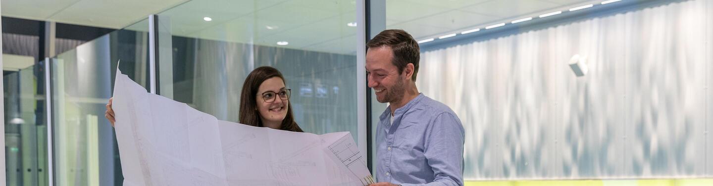 Karriere am Flughafen München Zwei Mitarbeitende des Flughafens unterhalten sich