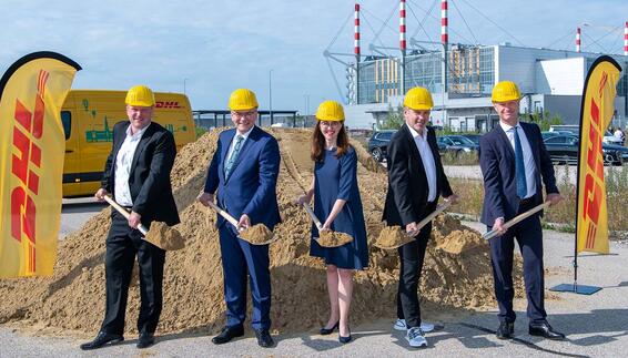 von links: Timo Köpsel, Director Gateway München DHL Express Deutschland; Staatsminister Dr. Florian Herrmann, MdL und Leiter der Bayerischen Staatskanzlei; Nathalie Leroy, Geschäftsführerin Finanzen und Infrastruktur Flughafen München GmbH; Markus Reckling, Managing Director DHL Express Deutschland; Jost Lammers, Vorsitzender der Geschäftsführung Flughafen München GmbH