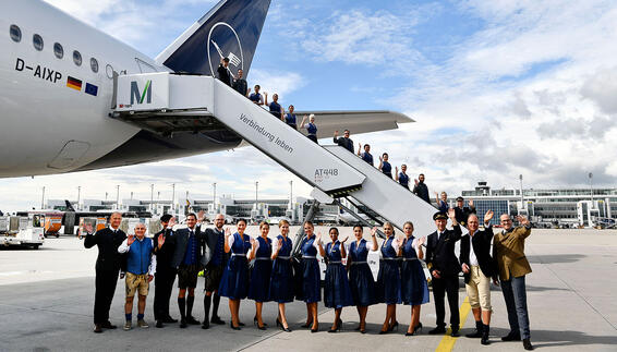 Das Pressebild zeigt zwei Lufthansa Trachtencrews vor ihren Flügen nach San Diego und Rio de Janeiro zusammen mit Jost Lammers, Vorsitzender der Geschäftsführung Flughafen München GmbH (links), Dr. Axel Munz, Geschäftsführer Angermaier Trachten (z.v.l.), Benedikt Schneider, Lufthansa Kabinenchef (z.v.r.) sowie dem CCO der Lufthansa Airlines, Dr. Stefan Kreuzpaintner (rechts)