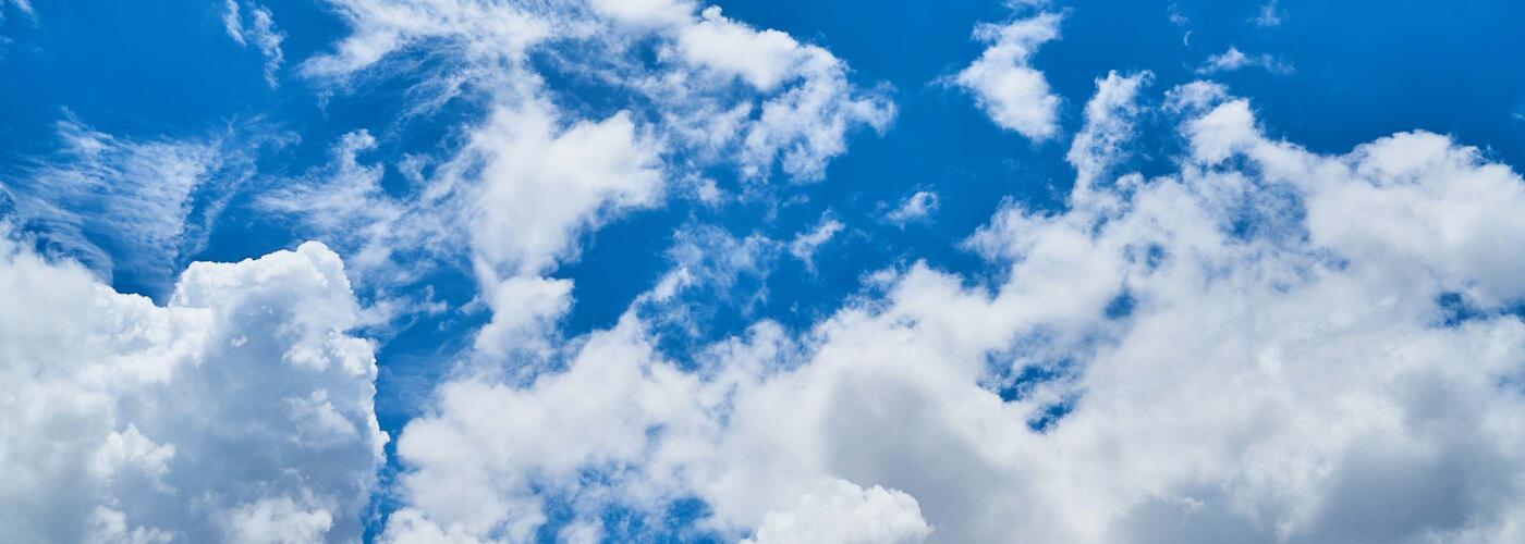 Himmel Weitläufiger blauer Himmel mit großen, weißen Quellwolken. Das Bild erzeugt ein Gefühl von Freiheit, Weite und Leichtigkeit.