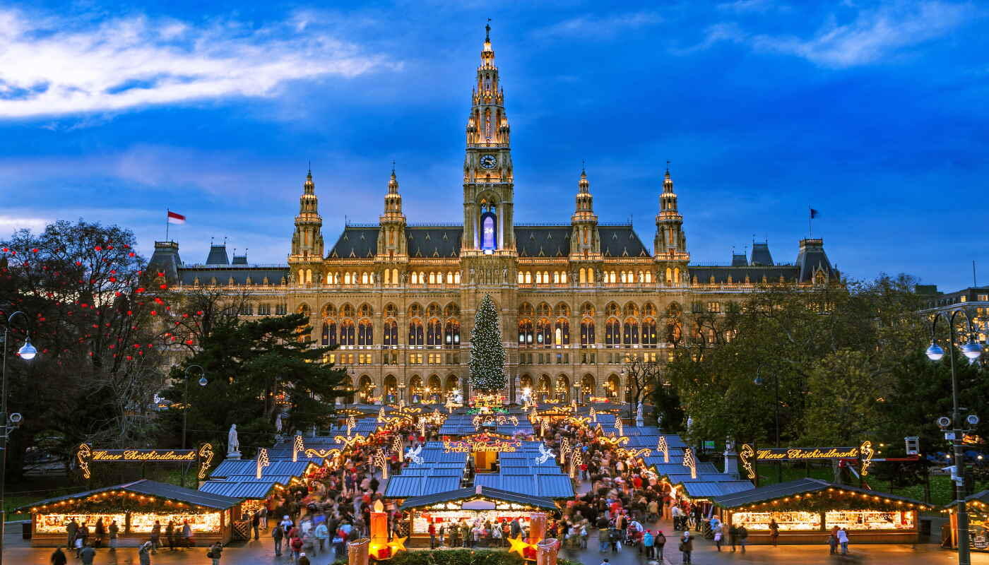 Weihnachtsmarkt in Wien vor dem Rathaus Weihnachtsmarkt in Wien vor dem Rathaus