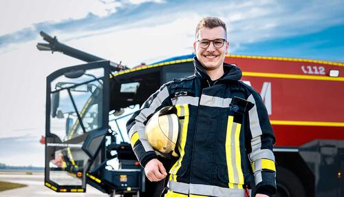 Marco Buhn vor Feuerwehrauto
