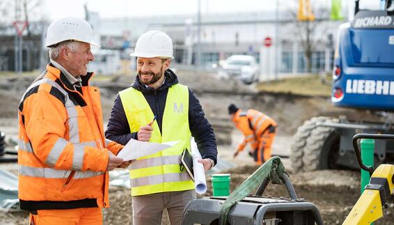 Mitarbeiter:innen am Flughafen München: Bauingenieur und Architekt auf Baustelle am Airport