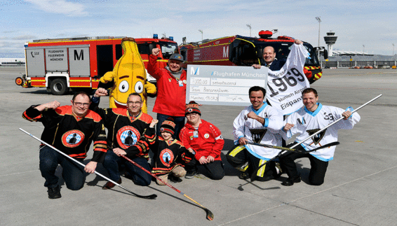 Scheckübergabe der Münchner Flughafenfeuerwehr an das Team Bananenflanke Landshut