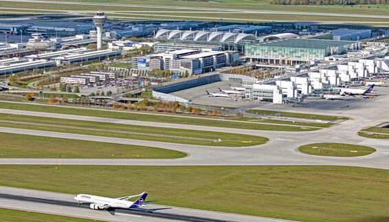 Flughafen München von Süden her gesehen: Terminal 1, MAC, Terminal 2 und Satellit