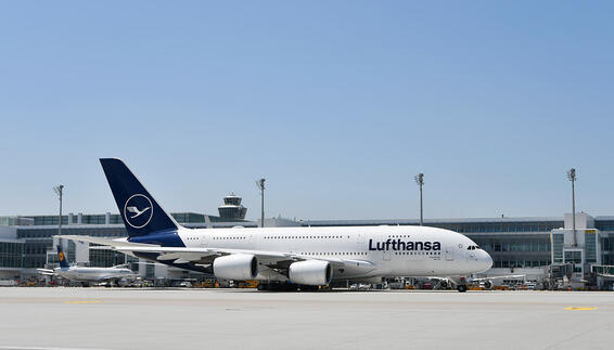 A380 fährt auf dem Rollfeld 