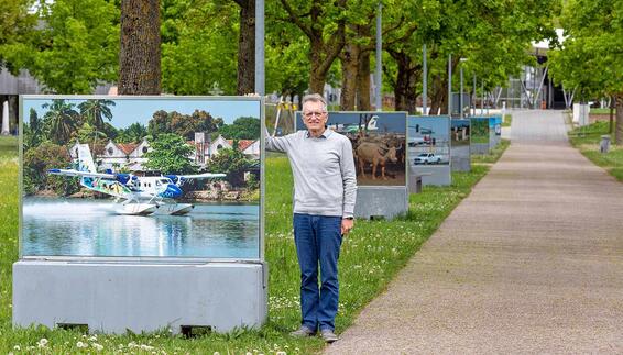 Dietmar Plath vor seiner Foto-Ausstellung "Fernweh" am Geweg zwischen S-Bahn-Haltestelle "Besucherpark" und dem Besucherpark