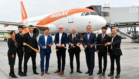 Das traditionelle Ribbon-Cutting übernahmen Stephan Erler, Country Manager deutscher Markt von EasyJet (5.v.r), sowie Thomas Kube (3.v.r) und Stephan Weisang (4.v.l.) aus dem Aviation Bereich des Münchner Flughafens zusammen mit Crewmitgliedern vor dem Flugzeug.