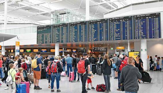 Passagiere vor einer Anzeigetafel im Terminal 2