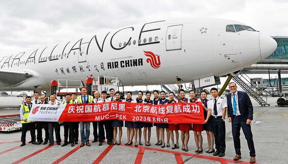 Anlässlich des Erstfluges freuten sich Vertreter von Air China und des Münchner Flughafens zusammen mit der Crew über den Neustart.