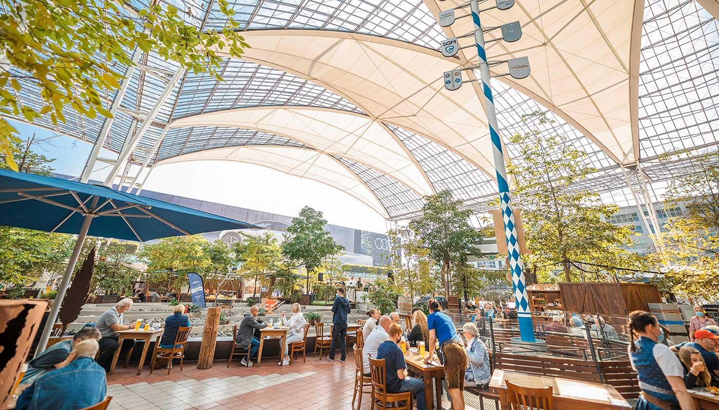 Airbräu-Biergarten Der gemütliche Airbräu-Biergarten der weltweit ersten Flughafen-Brauerei punktet mit eigenem Maibaum, selbst gebrautem Bier und deftigen regionalen Spezialitäten.
