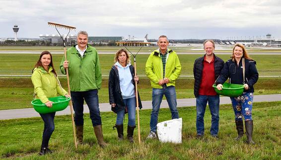 Das Team um Dr. Josef Schwendner, Generalbevollmächtigter und Leiter Konzernbereich Recht, Gremien, Compliance und Umwelt der Flughafen München GmbH (2.v.l.) und Herrmann Blomeyer, Leiter der Umweltabteilung der FMG (4.v.l.) säte am Aussichtshügel Süd am Flughafen München für mehr Pflanzenvielfalt am Airport.