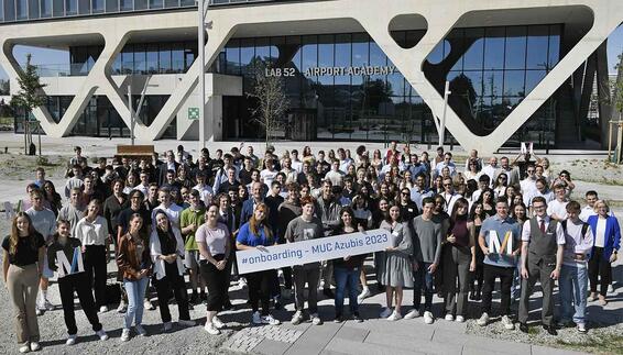 Vor der Airport Academy formierten sich die neuen Auszubildenden und duale Studierenden der Flughafen München GmbH (FMG) und ihrer Tochtergesellschaften zum Gruppenfoto mit ihren Ausbilderinnen und Ausbildern