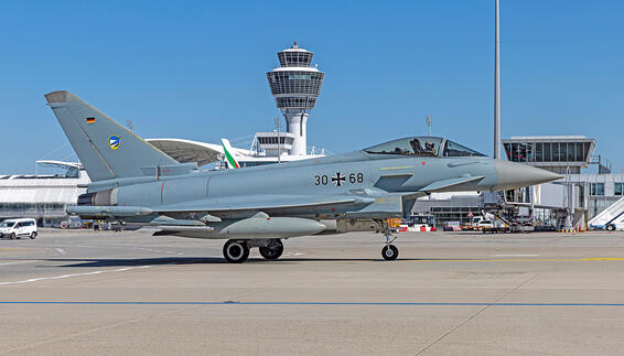 Ein nicht alltäglicher Anblick bot sich heute am Münchner Airport: Nach der Landung auf der nördlichen Start- und Landebahn rollte ein Kampfflugzeug der Bundeswehr vom Typ „Eurofighter“ über das westliche Vorfeld.  Der Grund für den Besuch des seltenen Gastes am Airport: Um für Notfälle gewappnet zu sein, übt die Luftwaffe in regelmäßigen Abständen Landungen, Betanken und Starts auf großen zivilen Verkehrsflughäfen – so auch in München. 