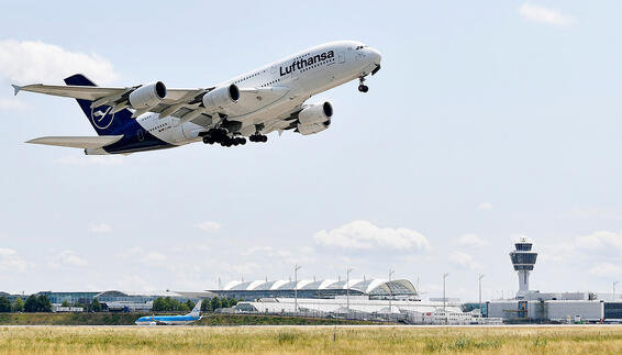 Lufthansa Airbus A380 am Flughafen München