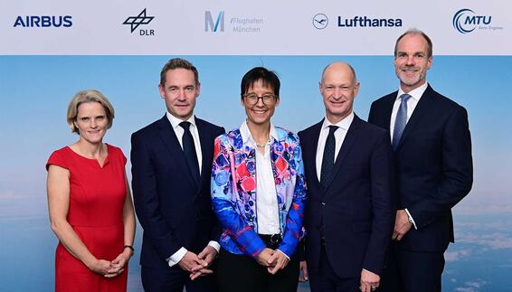 Von links: Nicole Dreyer-Langlet, Vice-President Research & Technology Germany bei Airbus Operations GmbH; Jens Ritter, CEO Lufthansa Airlines; Prof. Dr. Meike Jipp, DLR-Bereichsvorständin Energie und Verkehr; Jost Lammers, Vorsitzender der Geschäftsführung der Flughafen München GmbH; Lars Wagner, Vorstandsvorsitzender der MTU Aero Engines AG 