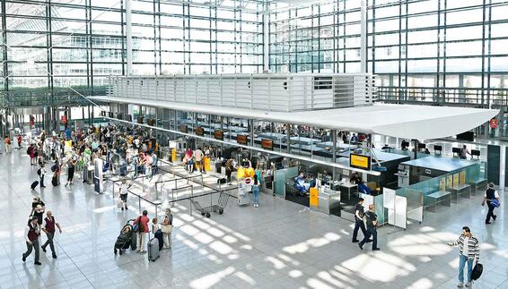 Passagiere in der zentralen Halle im Terminal 2