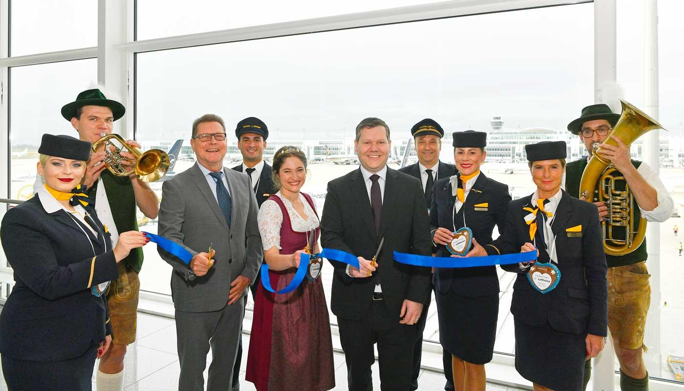 Bengaluru neue Destination ab München Vor dem Abflug wurde die neue Verbindung mit dem Durchschneiden eines Bandes gefeiert: Eingerahmt von einer Blaskapelle und der Crew der Lufthansa sind (in der Mitte von links) Thomas Kube, Vice President Route and Passenger Development des Münchner Flughafens, Simona Sommer, Bayerische Bierkönigin 2023 sowie Heiko Reitz, CCO Lufthansa Airlines.