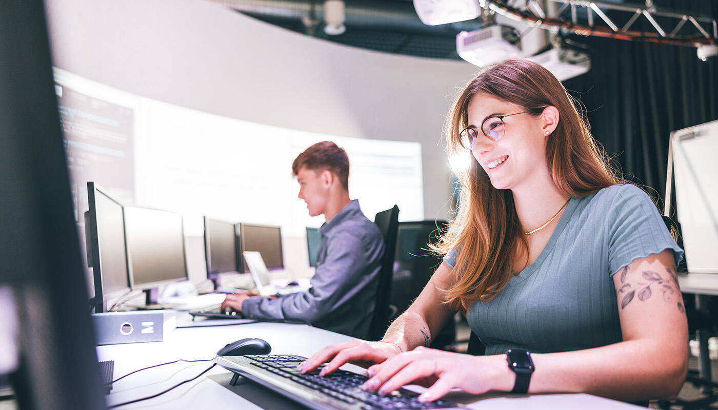 IT-Mitarbeiterin Leitstand IT-Mitarbeiterin Leitstand