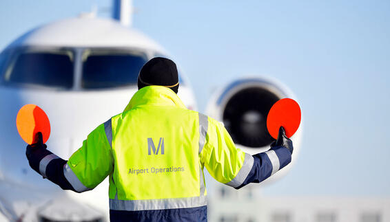 Marshaller im Winter am Flughafen München