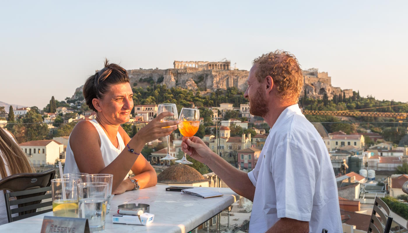 Paar vor der Akropolis in Athen, Griechenland Paar vor der Akropolis in Athen, Griechenland