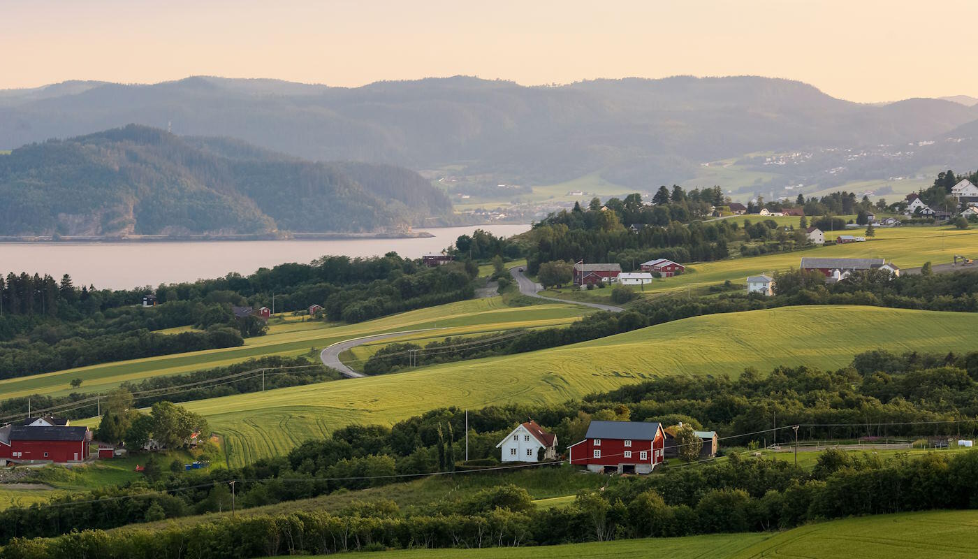 Berge, See und Wiesen bei Trondheim, Norwegen Berge, See und Wiesen bei Trondheim, Norwegen