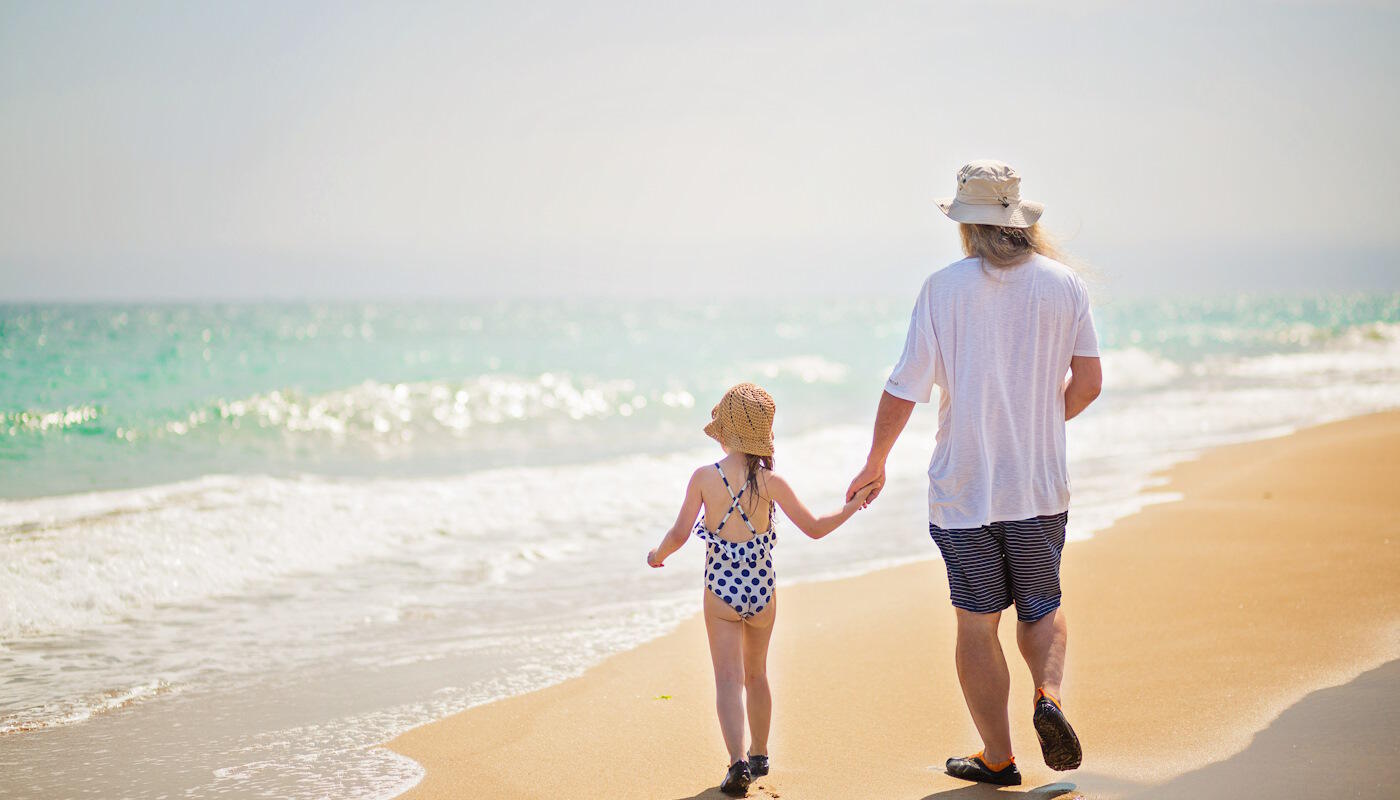Vater und Tochter am Strand in Varna, Bulgarien Vater und Tochter am Strand in Varna, Bulgarien