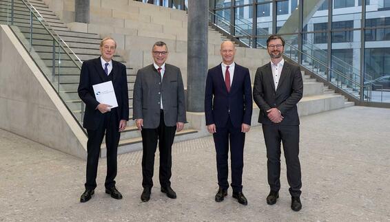 Von links nach rechts: Prof. Dr. Dr. h.c. Arndt Bode (Präsident der Bayerischen Forschungsstiftung), StM Dr. Florian Herrmann (Leiter Bayerische Staatskanzlei), Jost Lammers (Vorsitzender der Geschäftsführung der Flughafen München GmbH), Prof. Dr. Maximilian Röglinger (Stv. Institutsleiter Fraunhofer FIT)
